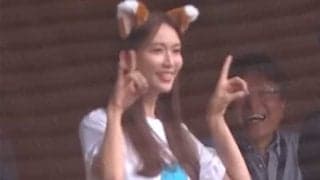 球場に舞い降りた「奇跡の49歳」　“きつね”に変身した女優…美貌に騒然「異次元すぎ」