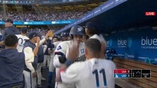 「いい笑顔すぎ」大谷翔平の豪快弾でベンチもお祭り騒ぎ！ 陽気なチームメイトと“焦らしハイタッチ”で祝福の一部始終「たまらん」「楽しそうw」