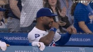 一体、何が起きた！？ 大谷翔平、特大アーチ後にハプニング発生… 喜びすぎた同僚の様子がおかしくなる「笑いすぎだろ」「こいつマジでヤバいwみたいな」