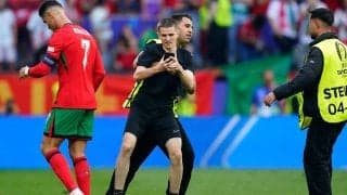 「刑事告訴の対象にも…」ユーロの1試合で5人がピッチ乱入…C・ロナウド目当ての愚行にUEFAも声明「追加の安全対策を」