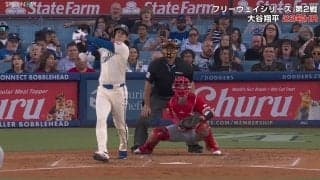 ああ、ダメだ…大谷翔平の特大弾に元同僚捕手が見せた“珍行動”ショックで立ち上がれない事態に