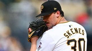 怪物剛腕の“休日”は美女とイチャイチャ　スタイル抜群の美貌が「最高にキュート」