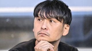 「寸分狂わぬ場所に返してない？上手すぎる」J1鳥栖の監督が試合中に見せた「正確すぎるバックスピンキック」が大絶賛！ 腕組みをしたままの「超絶テクニック映像」が話題