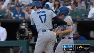 大谷翔平、人間性が分かる“一瞬の動き” バットボーイへの優しすぎる“神対応”が話題に「さすがの人格者」「大谷さんはプレー以外も超一流」