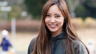 スカート＆ヒールなのに…豪快弾に驚愕「令和の怪物よ」　野球美女が「かわいすぎる」