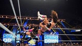 「すごい高さから」女子レスラーが衝撃の超ハードバンプ！　“三段重ね”の頂上からマットへ急降下「受けるねええ」場内どよめき