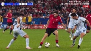 メッシやイニエスタを彷彿！ 何人抜くんだよ…ジョージア代表エースの“鬼ドリブル＆キープ”に視聴者驚愕「神やん」「クヴァラドーナだ」「あれだけ囲まれて取られない」