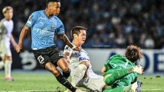 「盛り上げ上手」「おもろすぎるだろ笑」俳優・市原隼人がJ1川崎-広島で繰り広げた“漢気行動の数々”が大絶賛！バケツごと頭から水をかぶるなど会場の心を掴む