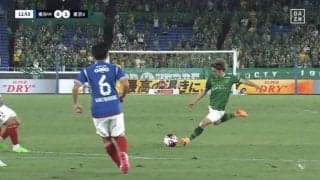 神コースにギュン！「うますぎるだろ！」「エグすぎる！」伝統のクラシコでスタジアムを騒然とさせた東京V山見大登“右足ミドル”炸裂の瞬間