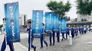 横浜の街に“スターナイト隊”出没　特別ユニで青バラ配布…DeNA夏のイベント盛り上げ