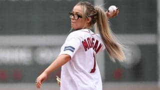 へそ出し金髪女子プロレスラーが「ゴージャスだな」　“世界最強”の一投が話題「彼女いいね」