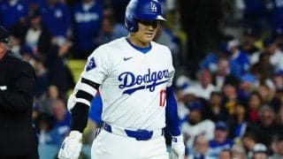 大谷翔平、あまりの痛さにバット放り投げる　自打球で珍しい場面…プレー続行に場内拍手