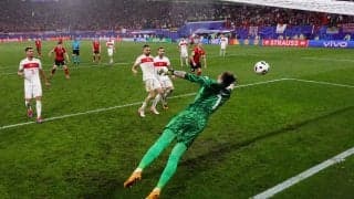 EUROベストセーブに決定？ トルコ守護神の“ミラクルすぎる横っ飛び”が話題沸騰！ 現地実況が大絶叫＆伝説的GKとの比較論も「絶対に入ったと思った…」「嘘だろ」