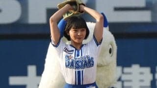 元エースチアが青スカートで笑顔の1投　変わらぬ人気…黒髪ボブの美フォームに歓声