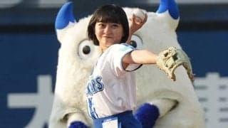 ハマスタに降臨…元チアが「相変わらず可愛い」　スカートヒラり、ハニカミ投球は「最高！」