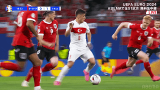 “トルコのメッシ”が才能爆発！ 密集ぶち抜き→超ロングシュート炸裂の一部始終「ギュレルは２人いてもお構いなし」「あそこまで視野が届いてるのすごい」「力強いな」