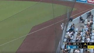 あわや病院送りの大惨事！ 痛烈な“高速打球”がボールボーイに飛ぶ→あわや直撃のハプニング発生　ファン騒然「怖すぎる…」「よく避けたな」