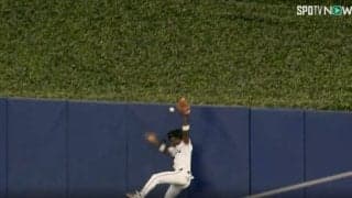 アイツは超人か…？ 一体、何が起きた…！？ フェンスに大ジャンプして激突→大飛球を“ヘディング”する衝撃プレー 「大丈夫かよ…」「中日・宇野さん以来の衝撃」