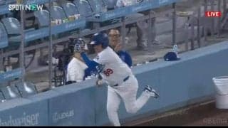 一体、何者なんだ…！？ ドジャースのボールガールが“連続ファインプレー”で球場が今日イチの盛り上がりを見せた瞬間「連チャンでうますぎw」「今日のMVP」