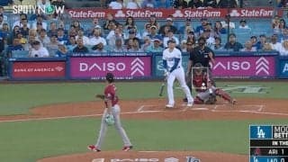 おい！どこ投げてんだよ！ ビビって“ド真ん中”に投げてしまった…！？ フリーマンの豪快弾を被弾した新人投手の様子がおかしくなる「洗礼どころの話じゃない」「そら打たれるわ」