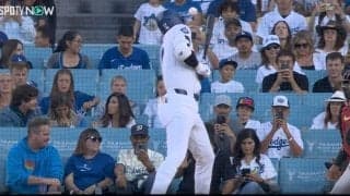 一体、何が起こった…！？ 大谷翔平にハプニング発生… 顔面付近にボールが直撃　予想外のリアクションが話題に「えっ？」「さすがに反則でしょ」