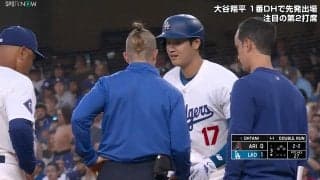 大谷翔平が“苦悶”し、ロバーツ監督も慌てて打席へ　自打球が右足直撃…球場がどよめいた衝撃の瞬間