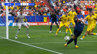 「ロナウジーニョかよ」オシャレすぎる“ラボーナ・クロス”にファン大興奮！ 若きファンタジスタが超絶テクニックを炸裂した瞬間「さすがチャビ・シモンズ」「魅せるな」