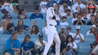 一瞬ヒヤッ…大谷翔平、デビュー登板で“ド緊張”ルーキーの暴投直撃→苦笑いの一部始終 「緊張してるな」「しゃーない」