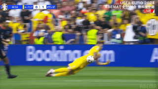 物議を醸す判定！「審判によってはPK」「身体に腕を付けた」シュートが肘に直撃した瞬間…ファンの意見が割れる「スーパーブロックやな」「ハンドですわ」