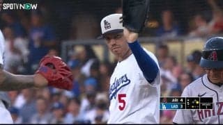 “らしくない”フリーマンにロバーツ監督「がくーん…」漫画のようなリアクション カメラが捉えた珍しい瞬間