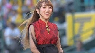 黒スカートひらひら…甲子園で輝く笑顔が「麗しい」　人気声優の豪快投球に「躍動感」