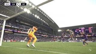 うそだろ...糸引いてる？元日本代表のピンポイントすぎる“糸引きクロス”からドンピシャヘッド弾炸裂の瞬間　“国内最強”コンビのホットラインに「えぐすぎ」「マジでやばい」