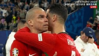 「もらい泣きした…」C・ロナウド、号泣の盟友ぺぺを励ます熱いハグ…39歳と41歳の感動シーンにファンも涙腺崩壊「これで最後の代表かな…」「ほんとにありがとう」