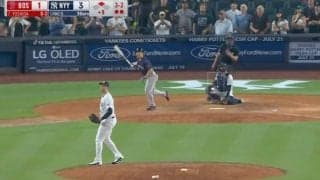 一体、どうなってるんだ…！？ 吉田正尚、“起死回生弾”で異変が起きた…！？ 9回二死から被弾したヤンキース守護神の様子がおかしくなる「これこそ絶望」