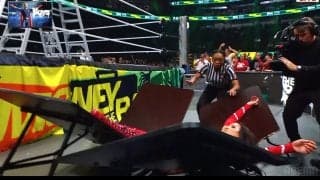 女子レスラー、高さ5メートルから衝撃落下で失神KO！ 場外テーブルクラッシュで“大の字”に会場どよめき