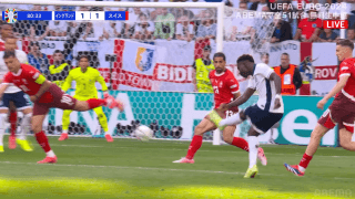 「マジかよ！」イングランドは連携不全でも“強烈な個”でこじ開ける！ カットインから敵３人に塞がれても「サカ砲」をぶち込んだ瞬間「スーパーだ」「えっぐ」