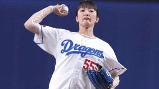 ポニテの“歌姫”が降臨…完璧投球にキュートなハイタッチ　同窓の侍右腕も拍手