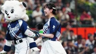 球場に現れた153センチの“女神”　ミニスカ美女が豪快投球…ノーバウンドにバンザイ大喜び