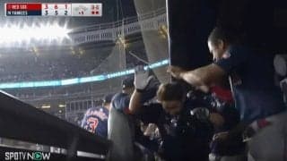 一体、何が起きた！？ 吉田正尚、“起死回生弾”でハプニング発生… 興奮しすぎたチームメイトの様子がおかしくなる「叩きすぎw」「全員めっちゃ嬉しそう」