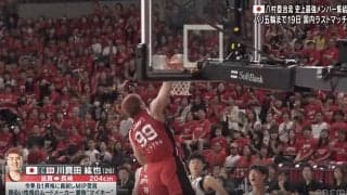 これは桜木花道！ 渡邊雄太も大興奮… ド派手赤髪の大男・川真田紘也が叩きこんだ“豪快ワンハンドスラムダンク”がエグすぎると話題に