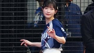 ふりふりスカートで一投…153センチの女神が「とんでもなく可愛い」　満開笑顔に「ファン感涙」