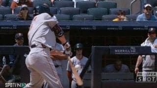 どうなってる？ バットがグニャリ…！？ 吉田正尚、中継カメラがとらえたヤバすぎる瞬間　どん詰まり“変態逆方向打”にファン騒然 「漫画かよw」「すごいパワーだな」