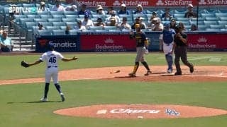 あわや乱闘で球場騒然！ ドジャースの中継ぎ投手に相手打者がブチギレ “交代1球目に”死球…内角エグる高速シンカー直撃で“一触即発”のハプニング