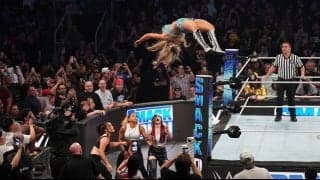 女子レスラーが空から降ってきた！？ 衝撃の場外“月面水爆”に現地実況も“驚愕” 「一体、彼女は何をしているんだ！？」場内どよめき