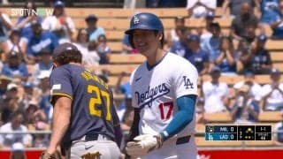 ショウヘイ、勘弁してくれよ！ 大谷翔平、“たった2球で”再盗塁する荒業に遊撃手が笑い始めた！？ 「アダメスとニコ谷」塁上“笑撃”のひと幕が話題に