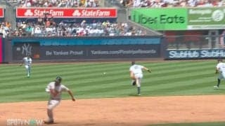 えっ…？ どこに飛ばすんだよ！ 吉田正尚、どん詰まり“変態逆方向打”で異変が起きた…！？ ヤンキース野手陣の動きがおかしくなる「軌道エグい」「面白い飛び方」