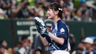 マウンドでぴょん…ミニスカ女神が「めっちゃ可愛い！」　慶大卒美女が興奮「夢のような1日」