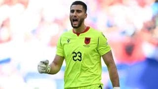 ブレントフォードGKストラコシャ、ギリシャへ！　アルバニアの砦がAEKアテネと5年契約