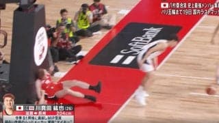 アリーナ騒然… \"リアル・桜木花道\"が豪快に吹っ飛ばされた！ 頭を強打→笑いながらプレー続行する不死身シーン「頑丈だなw」「体の強さはマジで花道」