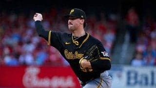 怪物新人の超ビッグカップルの側に“謎の男”　一緒に乗船…お祝いにも「いつもいる」